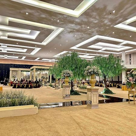 Hotel Santika Mega City בקאסי מראה חיצוני תמונה