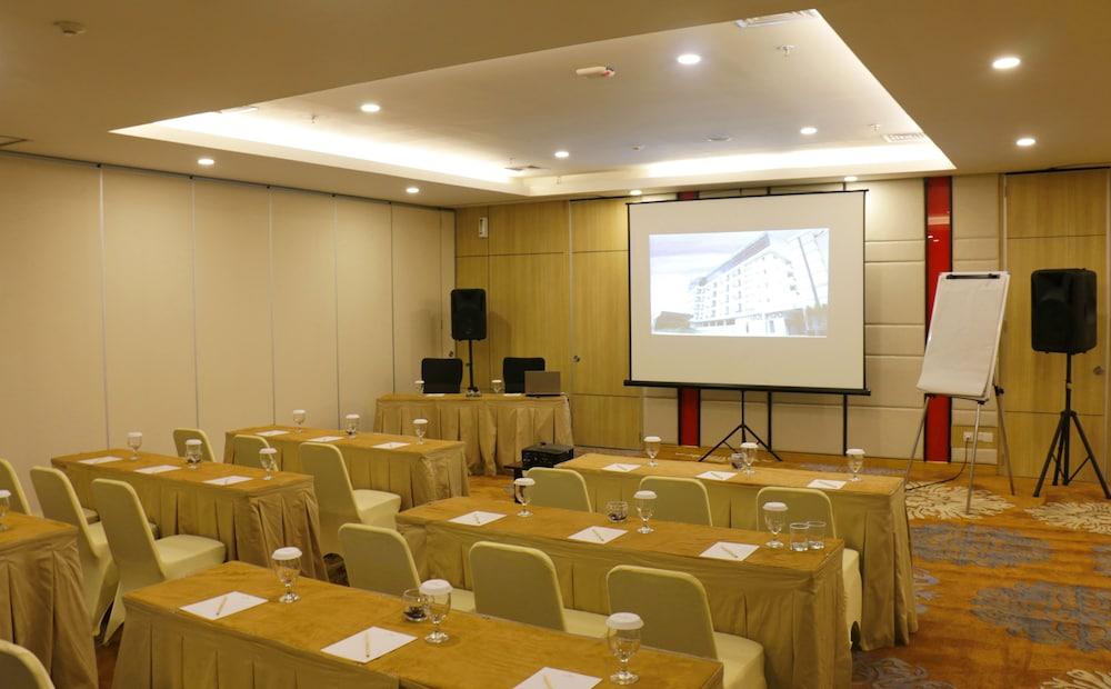 Hotel Santika Mega City בקאסי מראה חיצוני תמונה
