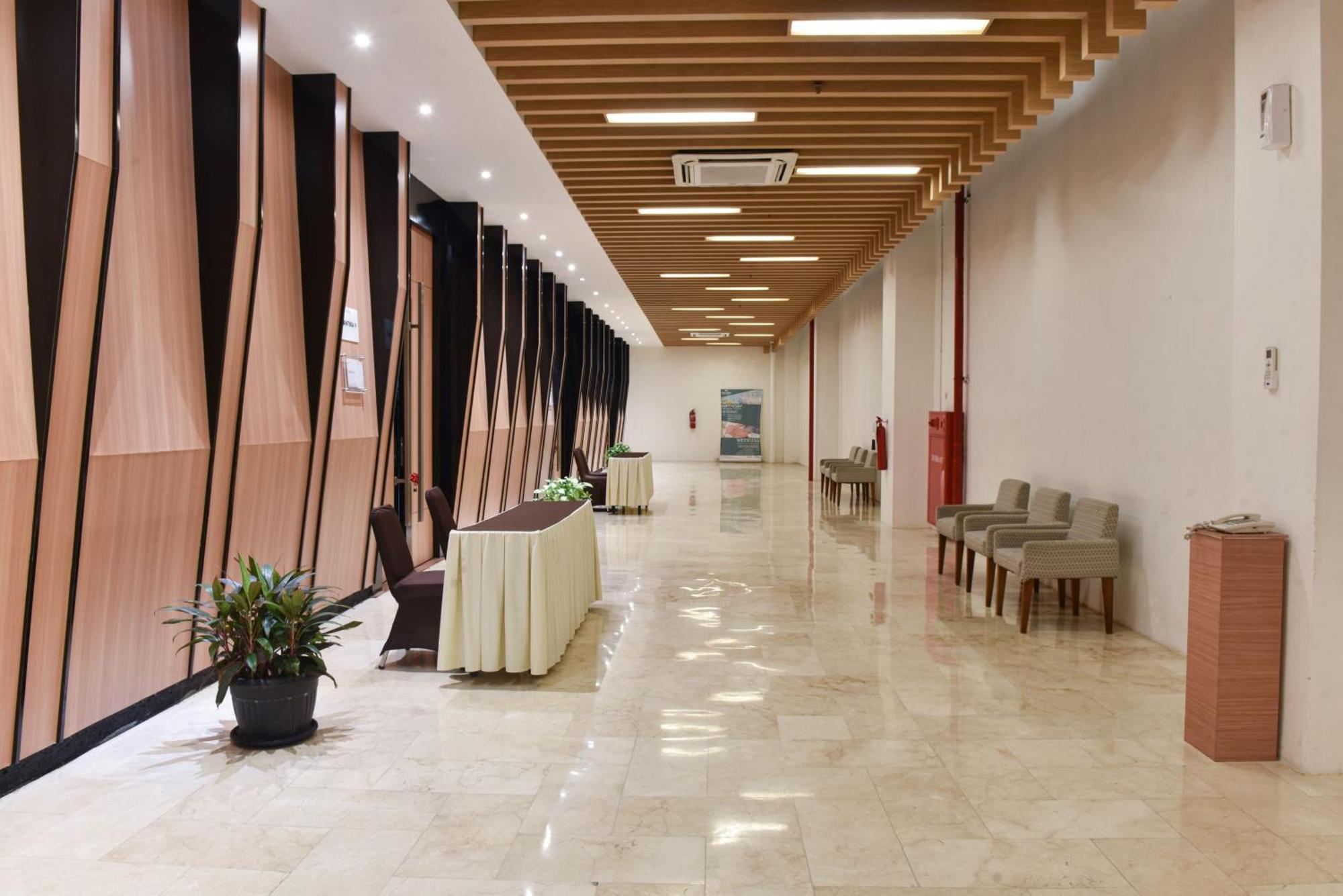 Hotel Santika Mega City בקאסי מראה חיצוני תמונה